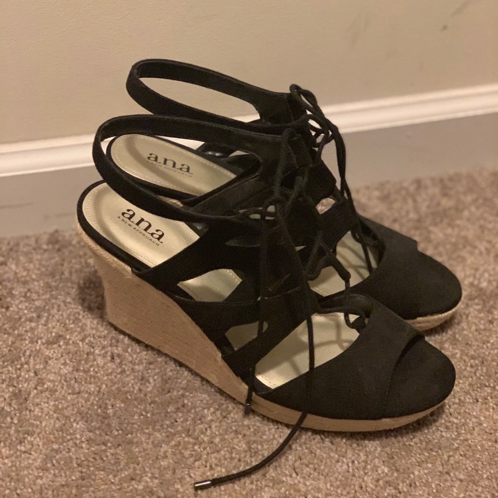 Lace wedge